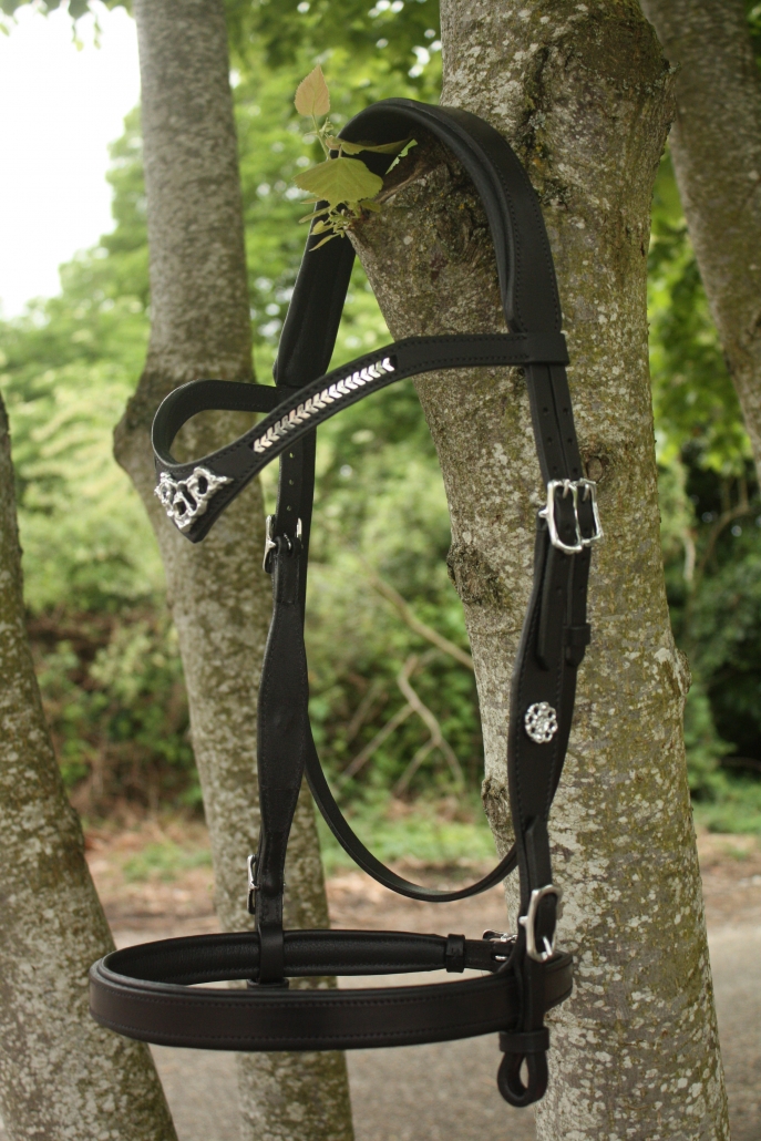 Bridon fantaisie vintage avec rênes libres, en cuir de vachette et ornements en laiton - France