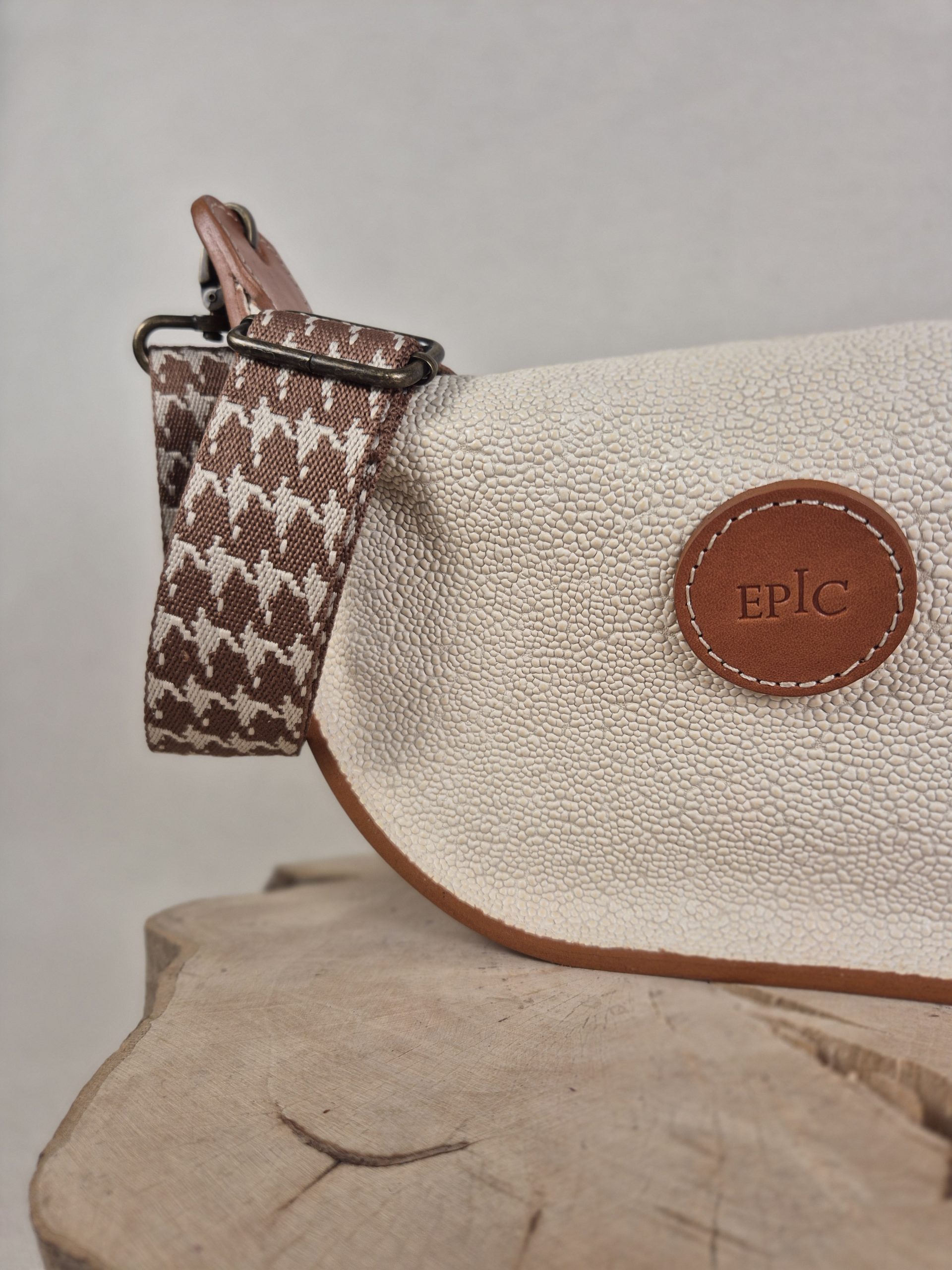 20260926_105459 sac banane demi-volte cuir grain galuchat crème et cuir cognac sangle motif pied de poule